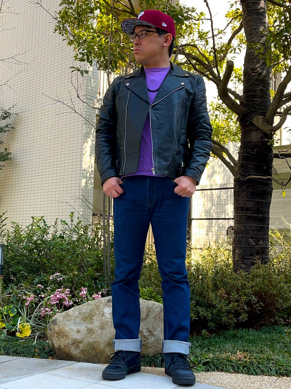 「春コーデ、休日スタイル、お出かけコーデ、ライダースジャケット、レザージャケット、デニム、ストレートパンツ、ロールアップ、スニーカー、forum、フォーラム、キャップ、パールネックレス、ロンT、Levi's」｜「adidas Originalsのアイテム（スニーカー、ブラック系）」を使った、melOnさん（メンズ・173cm）の春コーディネートの1枚目の写真
