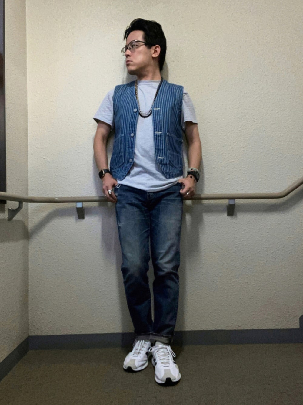 「児島ジーンズ、ワークスタイル、デニムオンデニム、デニムベスト、HUMAN MADE、Levi's、リーバイス、G-SHOCK、ダメージデニムパンツ、ビーズネックレス、古着MIX、夏、adidas、ヒッコリー、夏だ！Tシャツ着よう！」｜「児島ジーンズのアイテム（ベスト、ブルー系）」を使った、melOnさん（メンズ・173cm）の夏コーディネートの1枚目の写真