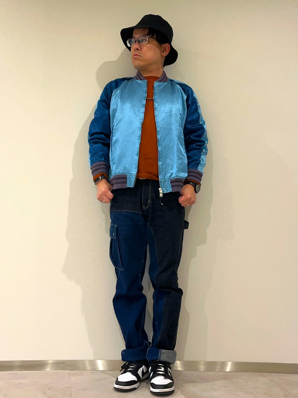 「春のおしゃ見えテクニック、春コーデ、春服みてみて、スカジャン、レイヤードスタイル、児島ジーンズ、デニム、ロールアップ、ワイドパンツ、スニーカー、ダンク、dunk、バケットハット、ビーズネックレス、カーゴパンツ」｜「VINTAGEのアイテム（スカジャン、ブルー系）」を使った、melOnさん（メンズ・173cm）の春コーディネートの1枚目の写真