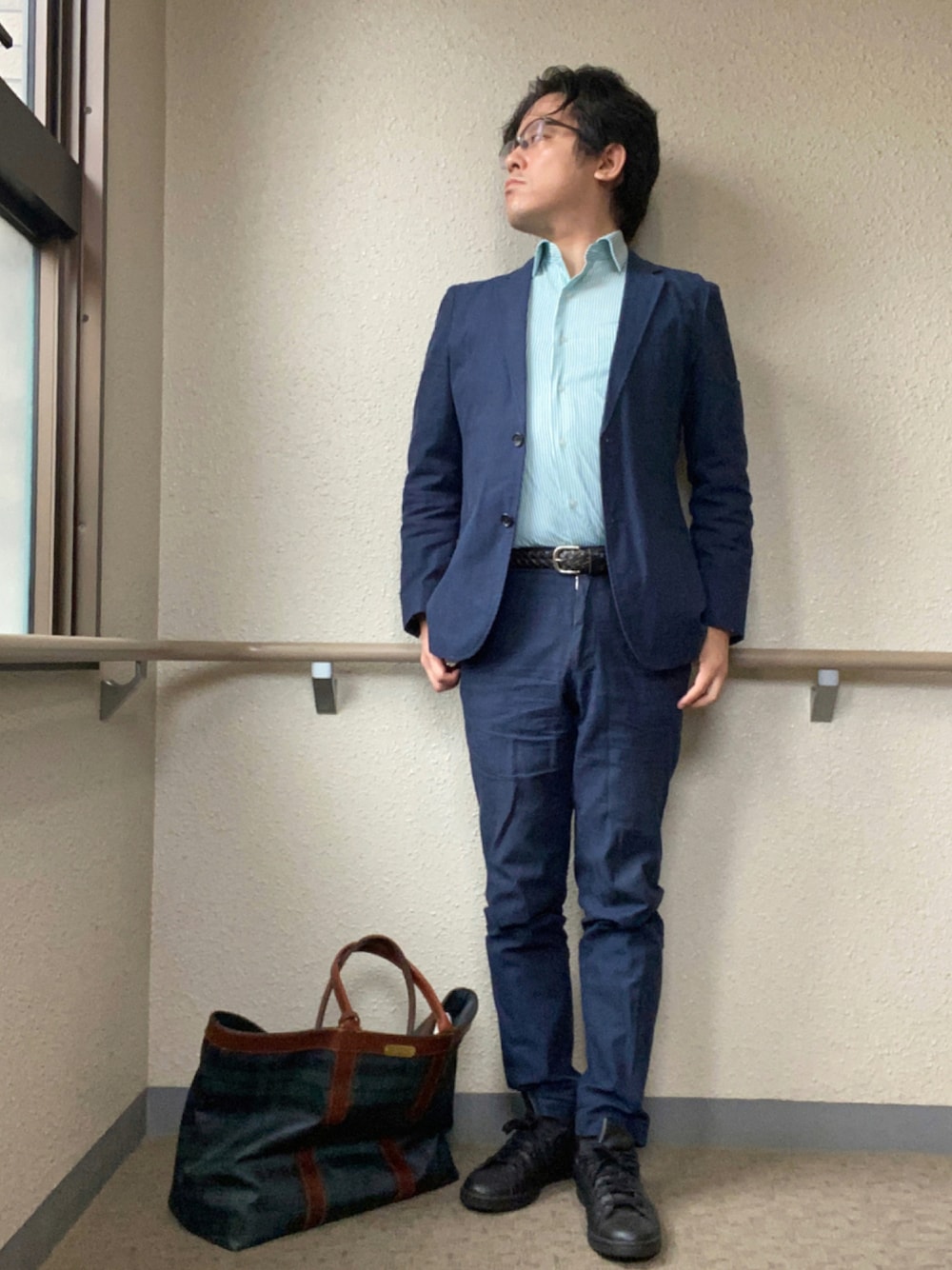 「秋コーデ、だから秋服が好き、ビジネススタイル、ビジネスカジュアル、オフィスカジュアル、オフィススタイル、スニーカーコーデ、セットアップ、デニムオンデニム、デニムジャケット、テーラードジャケット、デニムパンツ、スラックス、スタンスミス、stan smith」｜「WORK TRIP OUTFITS GREEN LABEL RELAXINGの【WORK TRIP OUTFITS】ワイドカラー TC ロンドンストライプ シャツ＜スリムフィット＞（シャツ/ブラウス、グリーン系）」を使った、melOnさん（メンズ・173cm）の秋コーディネートの1枚目の写真