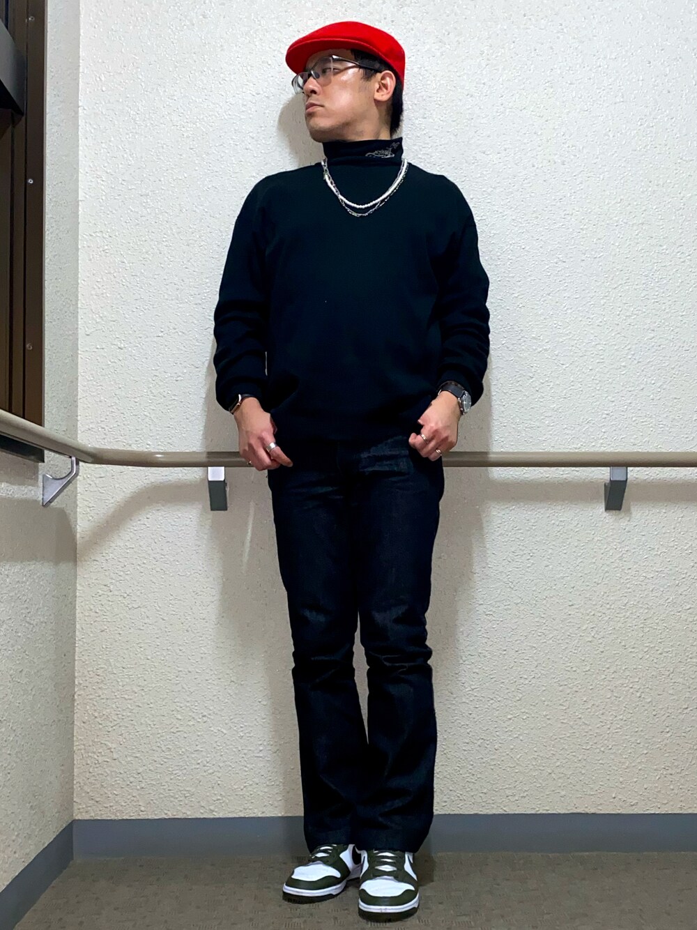 「春コーデ、オールブラック、タートルネック、ニット、フレアパンツ、ブーツカットパンツ、ダンク、dunk、パールネックレス、ベレー帽、差し色、きれいめカジュアル、シンプルコーデ、大人カジュアル、フレンチカジュアル」｜「tk.TAKEO KIKUCHIのモクネック刺繍リブプルオーバー（Tシャツ/カットソー、ブラック系）」を使った、melOnさん（メンズ・173cm）の春コーディネートの1枚目の写真