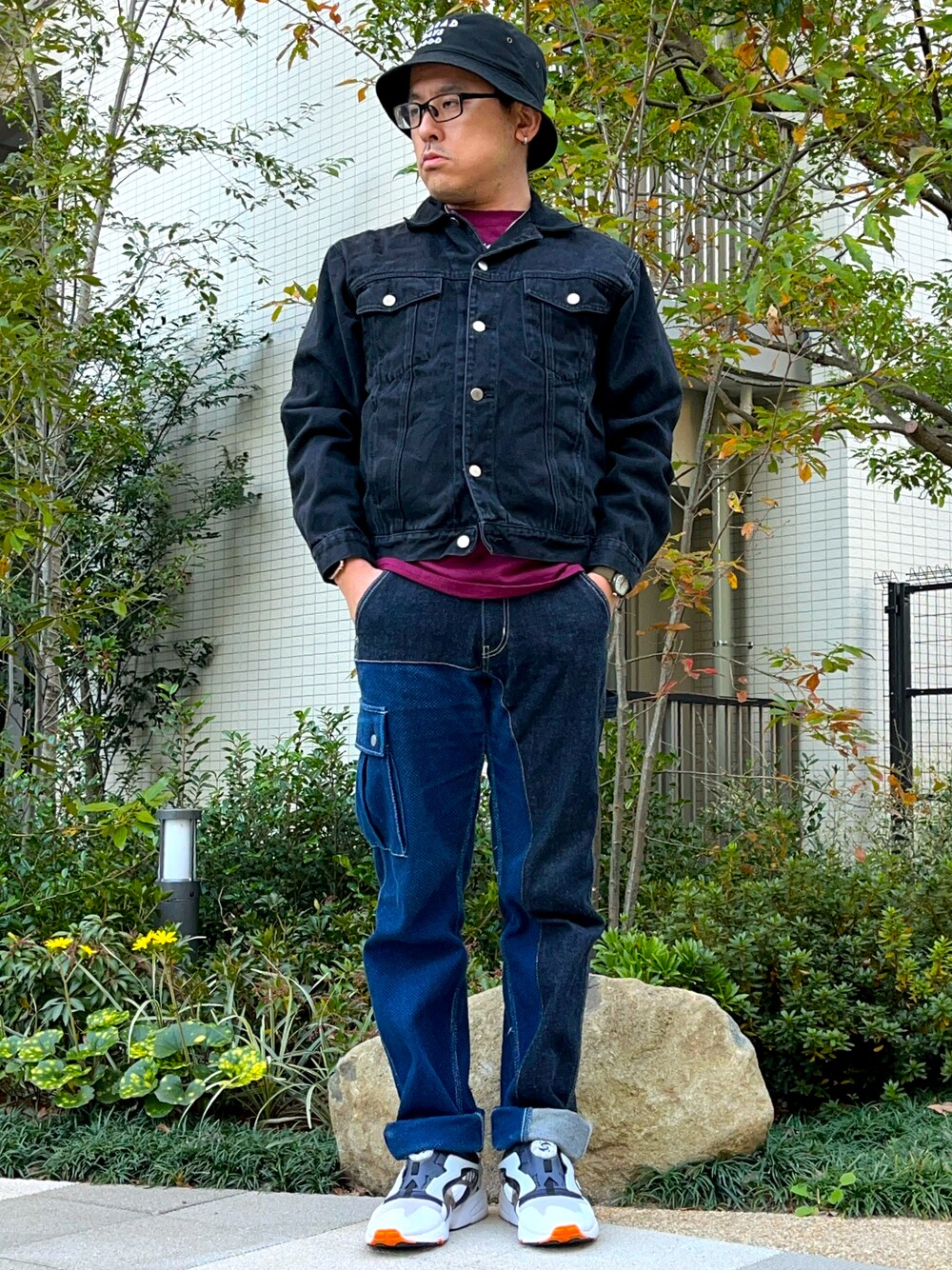 「冬コーデ、お出かけコーデ、クリスマスに着たい服、デニムジャケット、古着MIX、デニムオンデニム、児島ジーンズ、クレイジーパターン、デニム、カーゴパンツ、スニーカー、ブラックデニム、ディスクブレイズ、バケットハット、シルバーアクセサリー」｜「PUMAのPUMA プーマ ユニセックス ディスクブレイズ OG スニーカー（スニーカー、グレー系）」を使った、melOnさん（メンズ・173cm）の冬コーディネートの1枚目の写真