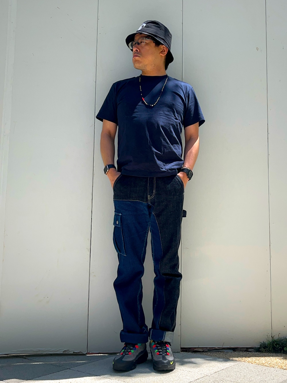 「春夏コーデ、初夏コーデ、休日スタイル、Tシャツ、無地T、ストライプ、テーパードパンツ、Tシャツ×デニム、スニーカー、エアマックス95、airmax95、バケットハット、児島ジーンズ、カーゴパンツ、ロールアップ」｜「HANESのHanes ビーフィー ヘビーオンス クルーネック ショートスリーブ Ｔシャツ H5180（Tシャツ/カットソー、ブルー系）」を使った、melOnさん（メンズ・173cm）の春コーディネートの1枚目の写真