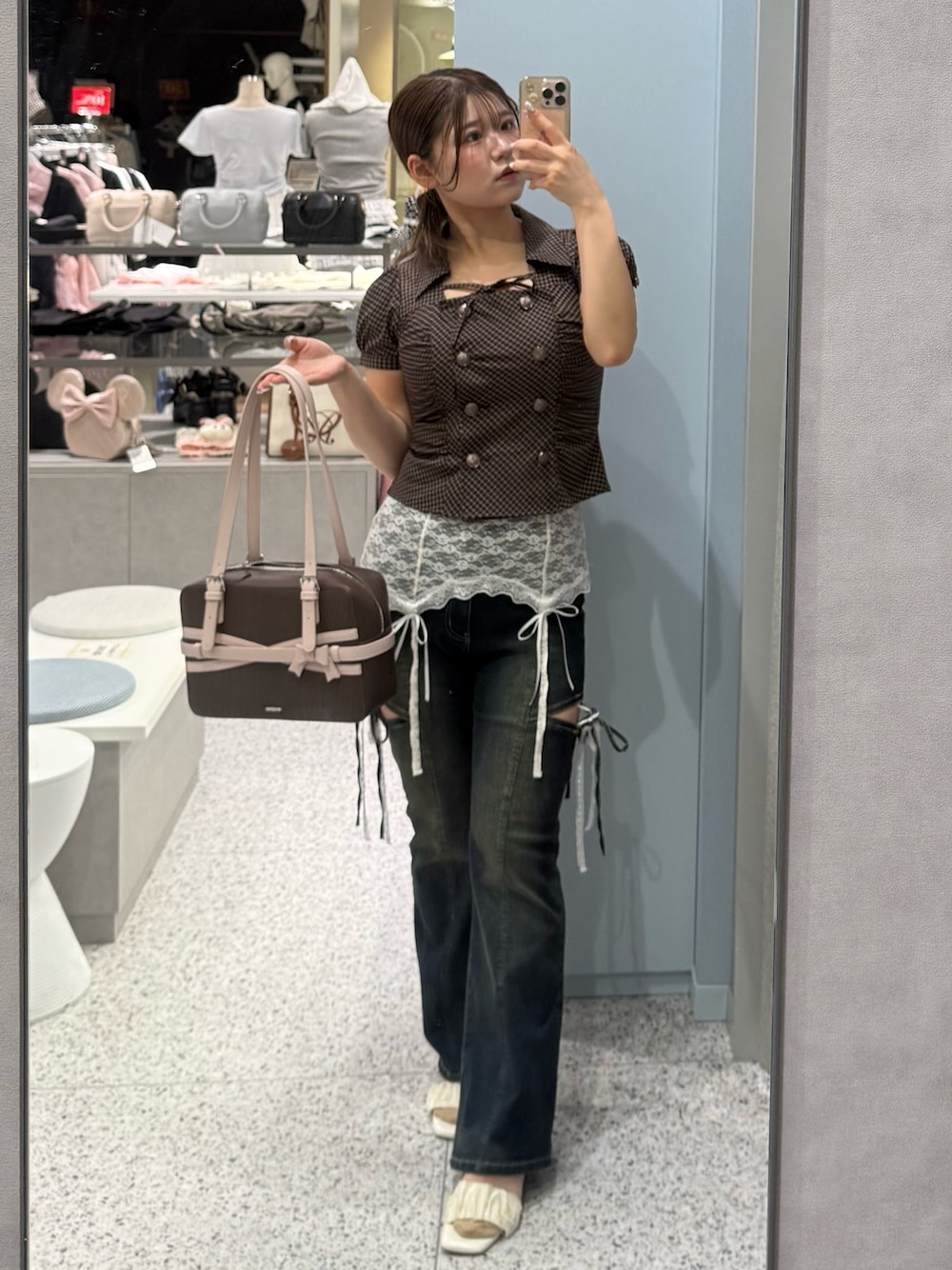 ダブルボタンパフ袖ブラウスを使った人気ファッションコーディネート 