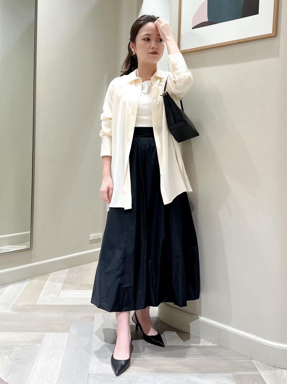 「シアー、シアートップス、シャツ、ブラウス、シルクシャツ、低身長コーデ、春コーデ、シャツコーデ、バルーンスカート、セットアップ、オフホワイト、シルク、ブラック、ホワイト、長袖」｜「ROPE'のリアルレザーバックスリングパンプス（パンプス、ブラック系）」を使った、tsukaさん（レディース・155cm）の春コーディネートの1枚目の写真