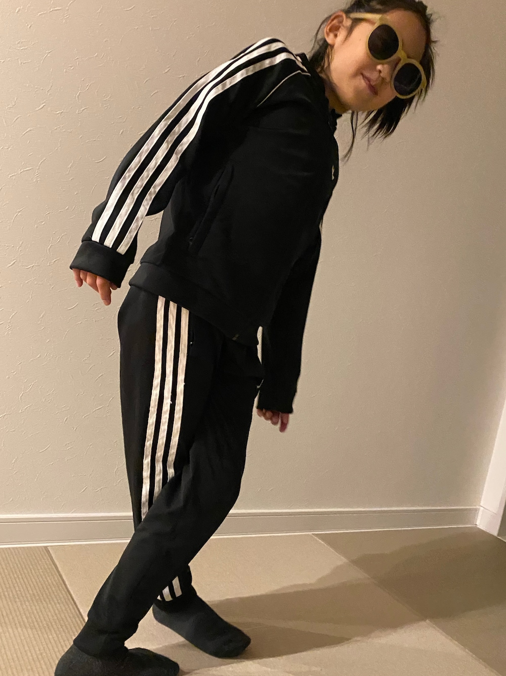 「春服みてみて」｜「adidasのアイテム（セットアップ、ブラック系）」を使った、poo0619さん（レディース・127cm）の春コーディネートの1枚目の写真
