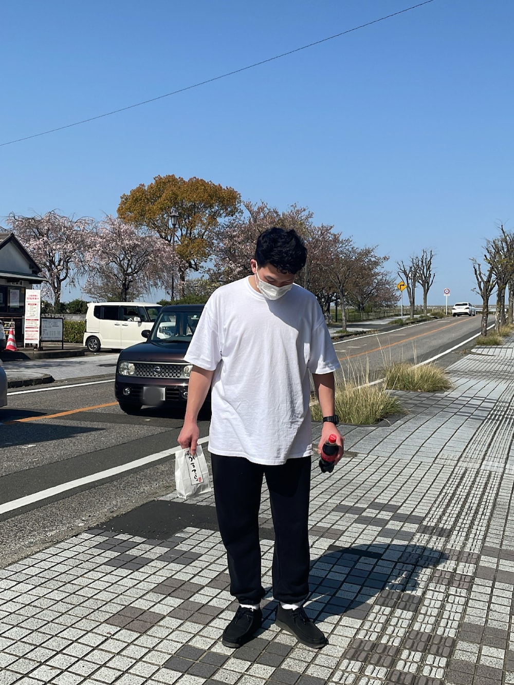 「UNIQLOのアイテム（パンツ、ブラック系）」を使った、たこさん（メンズ・175cm）の春コーディネートの1枚目の写真