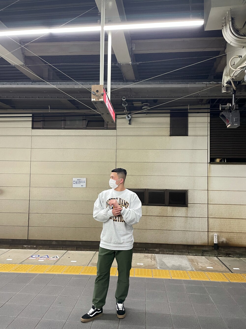 「UNIQLOのジョガーパンツ（コットン・レングス68～72cm）（その他パンツ、グリーン系）」を使った、たこさん（メンズ・175cm）の秋コーディネートの1枚目の写真