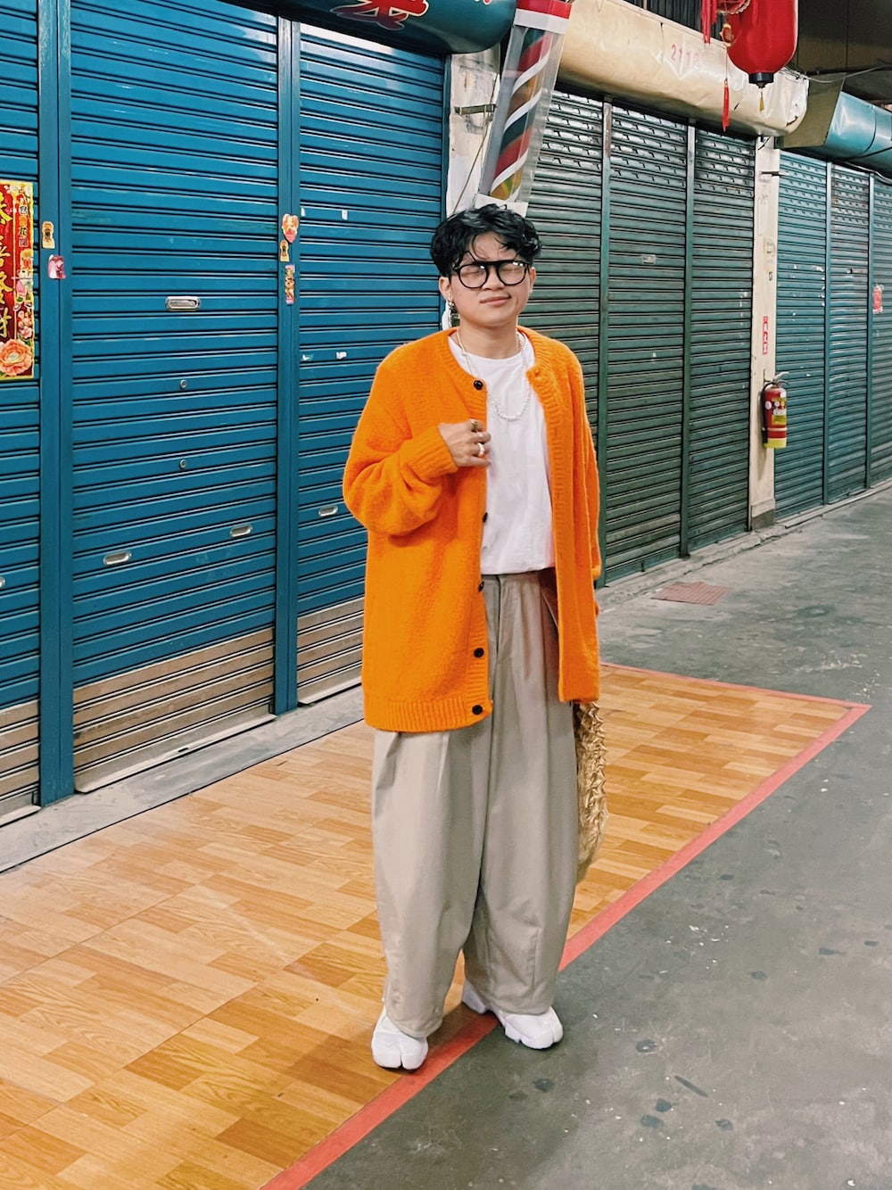 「ootd、低身長コーデ、低身長男子」｜「SENSE OF PLACE by URBAN RESEARCHのブークレクルーネックカーディガン（カーディガン/ボレロ、オレンジ系）」を使った、Richard 查씨さん（メンズ・160cm）の冬コーディネートの1枚目の写真