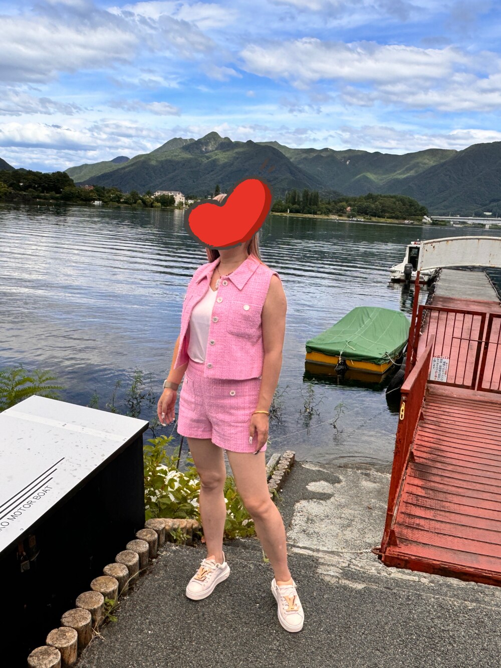 「LOUIS VUITTONのアイテム（クラッチバッグ、レッド系）」を使った、Mujer felizさん（レディース・158cm）の夏コーディネートの1枚目の写真