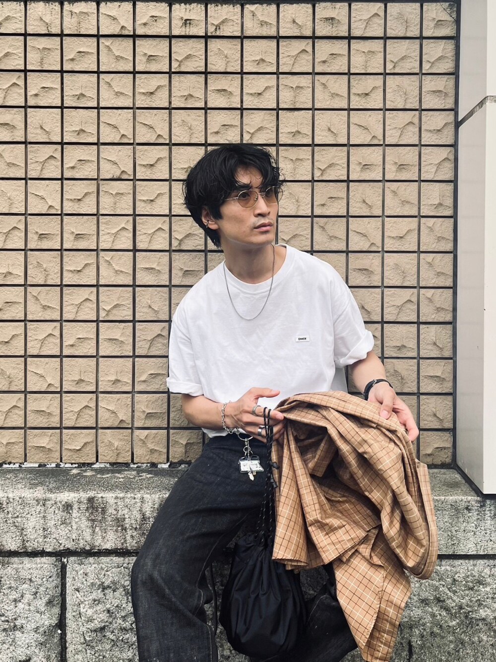 ゴールド系のサングラスを着用したメンズの秋コーディネートの1枚目の写真