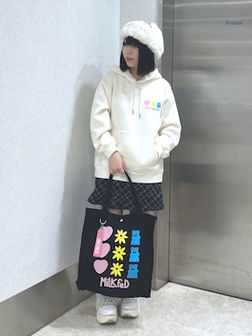 「ロゴパーカー」｜「アイテム（帽子）」を使った、MOMOさん（レディース・150cm）の秋コーディネート
