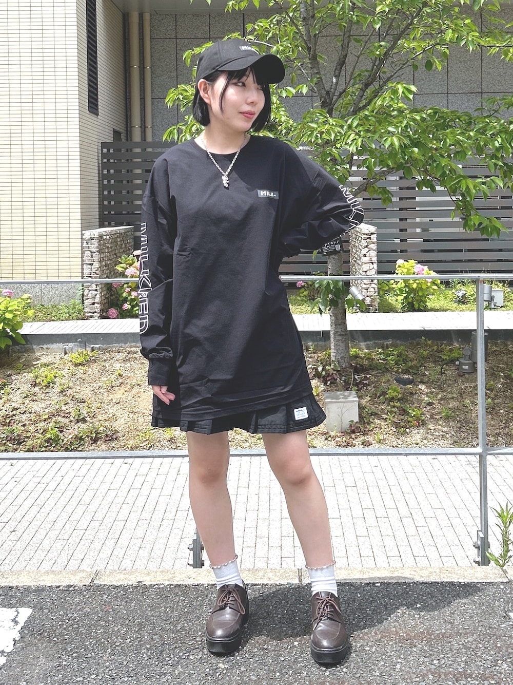 「MILKFED.、ミルクフェド(MILKFED.)、ミルクフェド、Ocean pacific、オーシャンパシフィック、ニューエラ キャップ、コラボアイテム、低身長コーデ、休日スタイル、オトナカジュアル、水陸両用Tシャツ、黒スカート、おしゃれさんと繋がりたい、いいねお願いします💕」｜「MILKFED.のMILKFED.xNEW ERA BAR CAP（キャップ、ブラック系）」を使った、MOMOさん（レディース・150cm）の春コーディネートの1枚目の写真