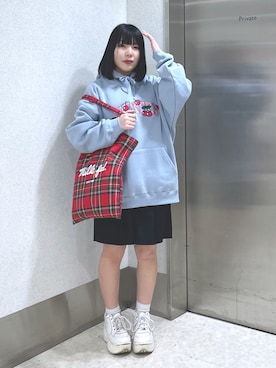 「ロゴパーカー」｜「アイテム（財布/小物）」を使った、MOMOさん（レディース・150cm）の冬コーディネート