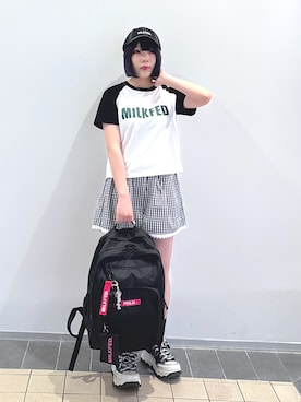 「アイテム（キーホルダー、パープル系）」を使った、MOMOさん（レディース・150cm）の夏コーディネート