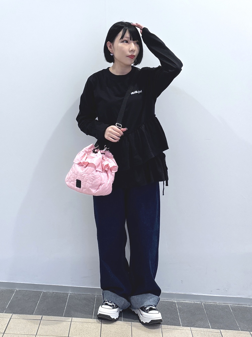 ブラック系のTシャツ/カットソー、ブルー系のデニムパンツ、ピンク系のショルダーバッグを着用したレディースの秋コーディネートの1枚目の写真