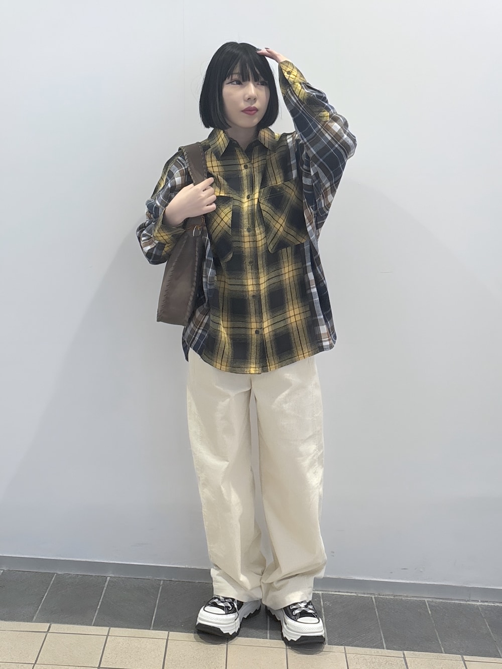 イエロー系のシャツ/ブラウス、ブラウン系のショルダーバッグ、ホワイト系のその他パンツを着用したレディースの秋コーディネートの1枚目の写真