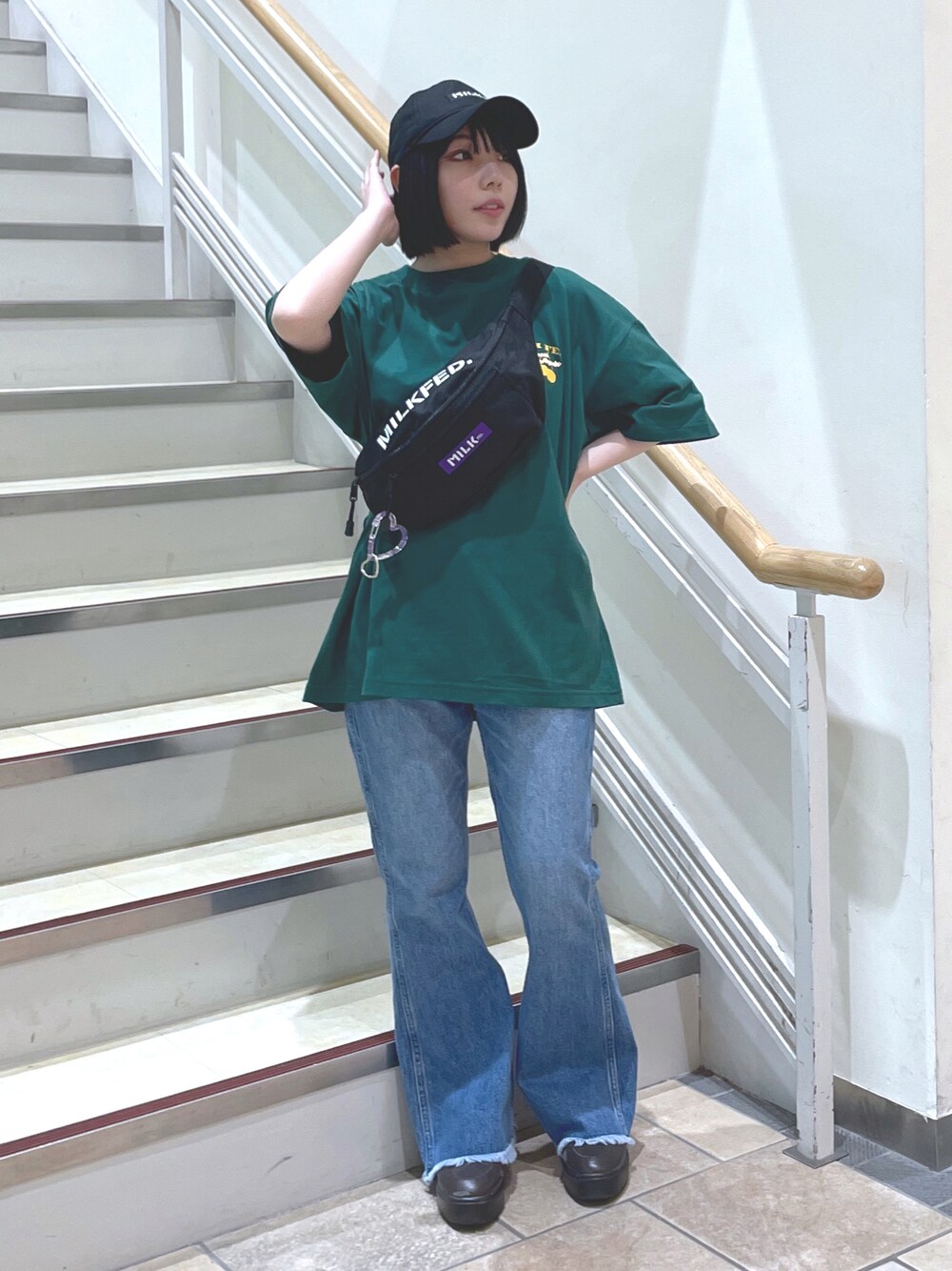 デニムパンツを使った「グリーンTシャツ」のレディース人気