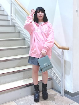 「ロゴパーカー」｜「アイテム（スウェット）」を使った、MOMOさん（レディース・150cm）の冬コーディネート