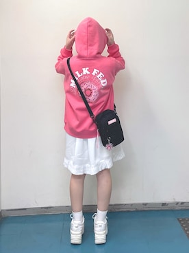 「ロゴパーカー」｜「アイテム（財布/小物）」を使った、MOMOさん（レディース・150cm）の秋コーディネート