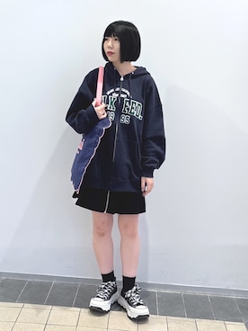 「MILKFED.（ミルクフェド）のRUFFLE TOTE BAG（トートバッグ）」を使った、MOMOさん（レディース・150cm）の秋コーディネート