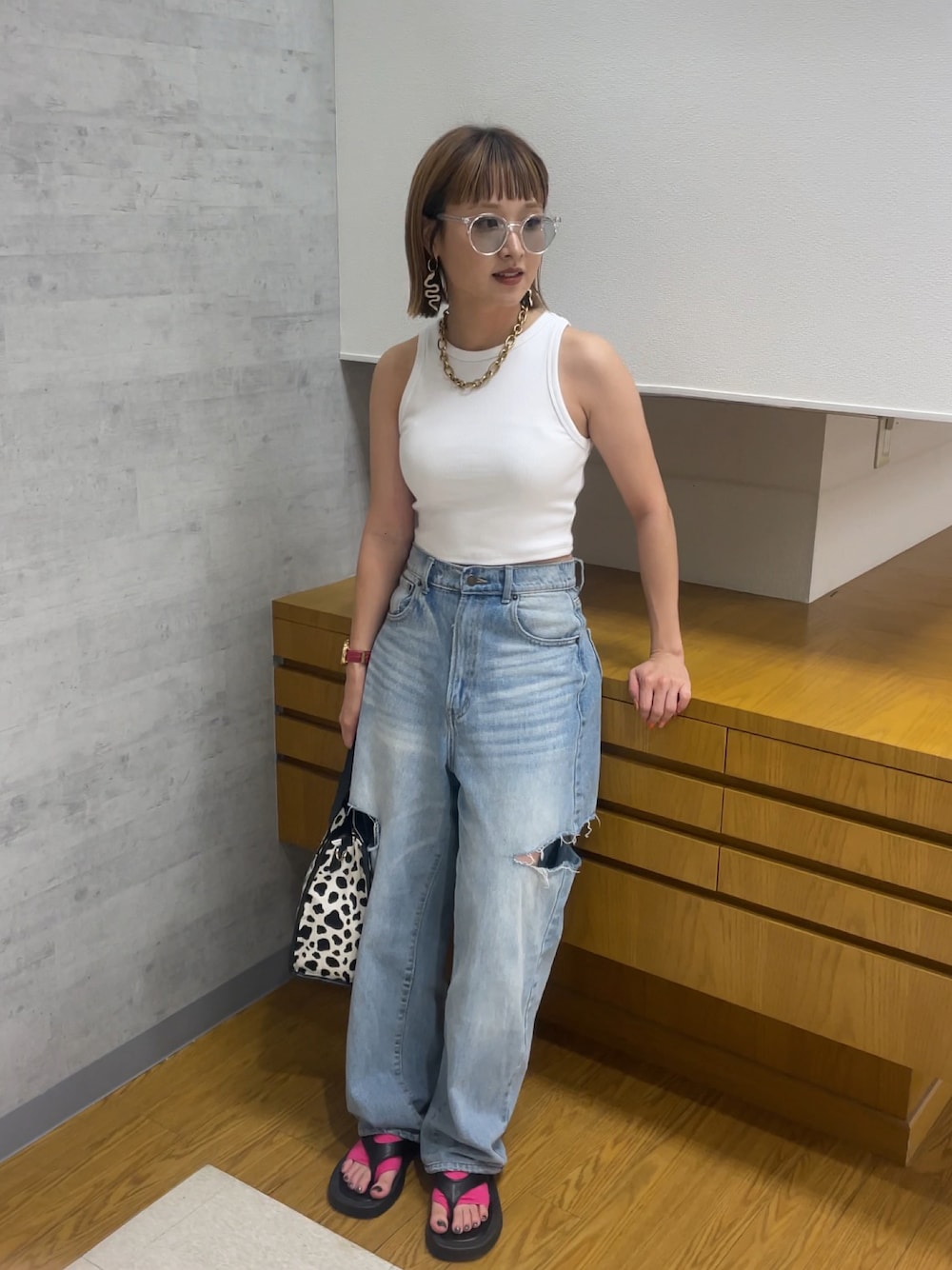 「カラー×コーデ、パンツコーデ、おでかけコーデ、夏コーデ、低身長コーデ、プチプラ、いいね、save、フォローお願いします🤑、アメスリタンク、デニムパンツ、最後の夏コーデ、アツいコーデ全部見せ」｜「靴下屋のアイテム（ソックス/靴下、ピンク系）」を使った、Juriさん（レディース・149cm）の秋コーディネートの1枚目の写真