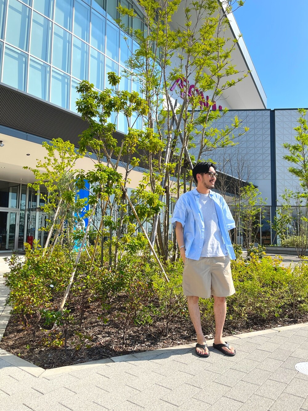 「ビッグシルエット、カジュアル、大人カジュアル、サンダル、サングラス、夏、夏コーデ、メンズコーデ、ラフ、シンプル、シャツスタイル、ストライプ、ショートパンツ、ショーツ、oofos」｜「CIAOPANIC TYPYの柄アソート撥水ナイロンショーツ（パンツ、ベージュ系）」を使った、sonohennokazumaさん（メンズ・180cm）の夏コーディネートの1枚目の写真
