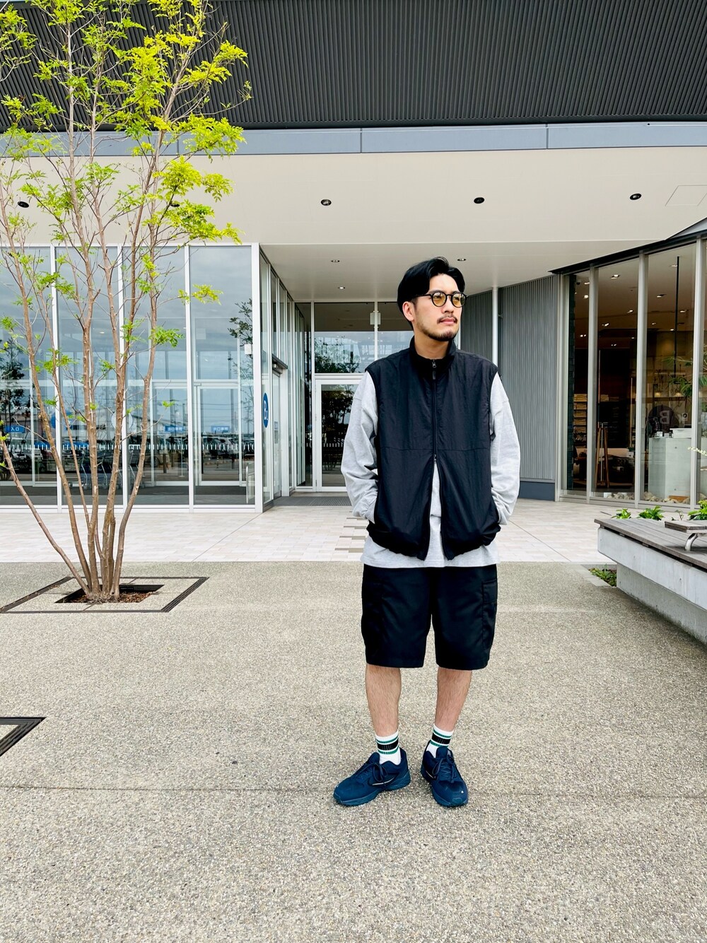 「秋コーデ、ワントーンコーデ、ベスト、ロンT、レイヤードスタイル、ビッグシルエット、シンプル、シンプルスタイル、スポーツミックス、モノトーン、ブラック、黒、モード、スニーカー、810S」｜「CIAOPANIC TYPYの【ユニセックス】ドロストナイロンベスト(セットアップ対応)（ベスト、ブラック系）」を使った、sonohennokazumaさん（メンズ・180cm）の秋コーディネートの1枚目の写真