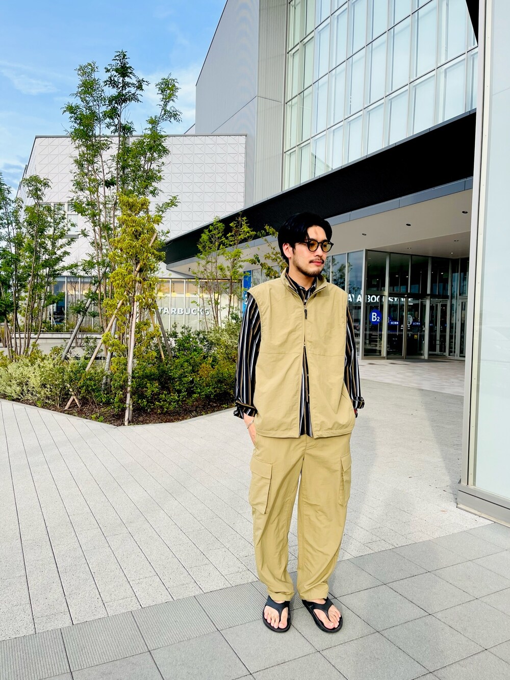 「秋服準備はじめました、秋コーデ、高身長コーデ、メンズコーデ、シャツコーデ、カジュアルコーデ、セットアップ、ベスト、カーゴパンツ、ベージュ」｜「CIAOPANIC TYPYの【ユニセックス】ドロストナイロンベスト(セットアップ対応)（ベスト、ベージュ系）」を使った、sonohennokazumaさん（メンズ・180cm）の秋コーディネートの1枚目の写真
