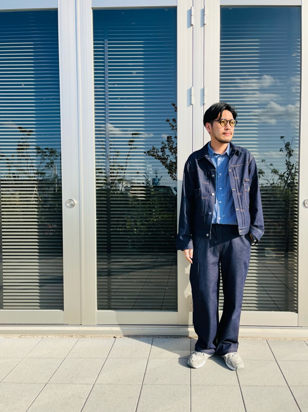 「デニム、秋コーデ、ワーク、シンプル、セットアップ、オトナカジュアル、ワントーンコーデ、カジュアルコーデ、大人コーデ、デニムジャケット、シャツスタイル、ストライプ、ワイドパンツ、スニーカー、810S」｜「GEVACOの【GEVACO / ゲバコ】10ozデニムジャケット（デニムジャケット、ブルー系）」を使った、sonohennokazumaさん（メンズ・180cm）の秋コーディネートの1枚目の写真