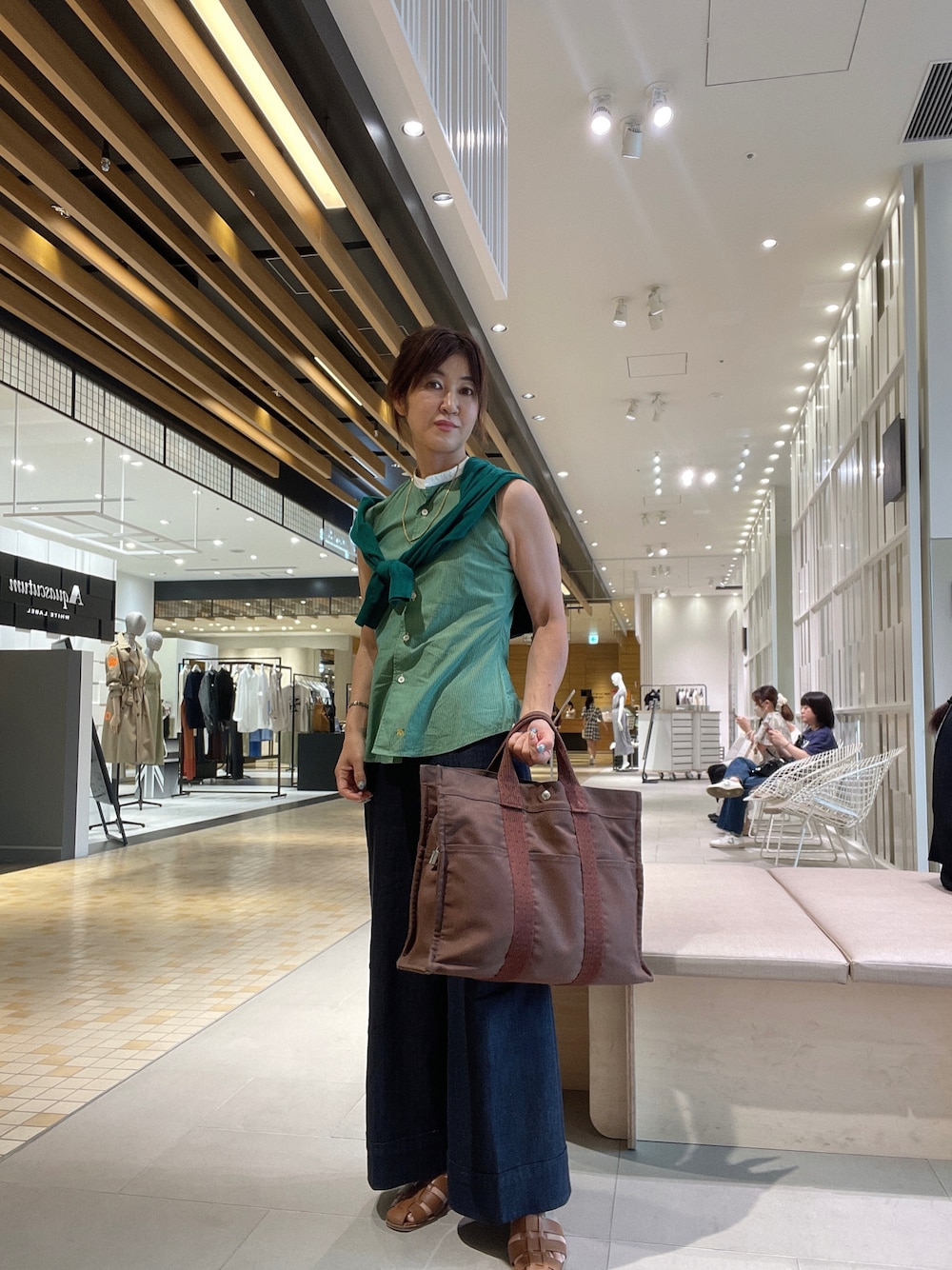「大人カジュアル、パンツコーデ」｜「ANAYIのデニムライクパンツ（その他パンツ、ブルー系）」を使った、あやこさん（レディース・158cm）の夏コーディネートの1枚目の写真