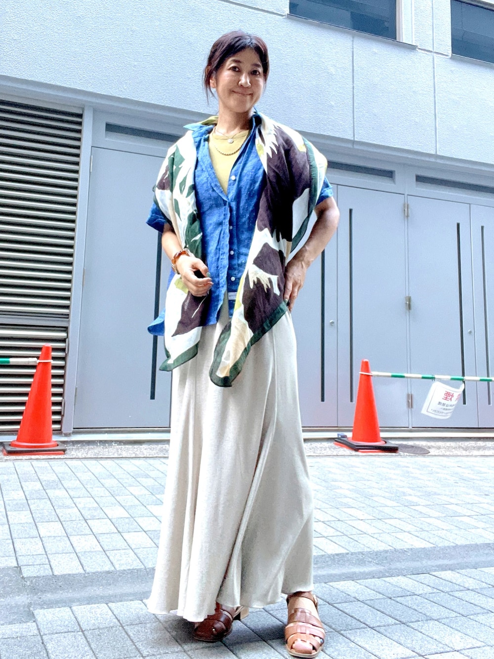 「休日スタイル、シャツコーデ、スカーフ、大人カジュアル」｜「MADEMOISELLE ROPE'のドライジャージーヘムフレアスカート（スカート、ベージュ系）」を使った、あやこさん（レディース・158cm）の秋コーディネートの1枚目の写真