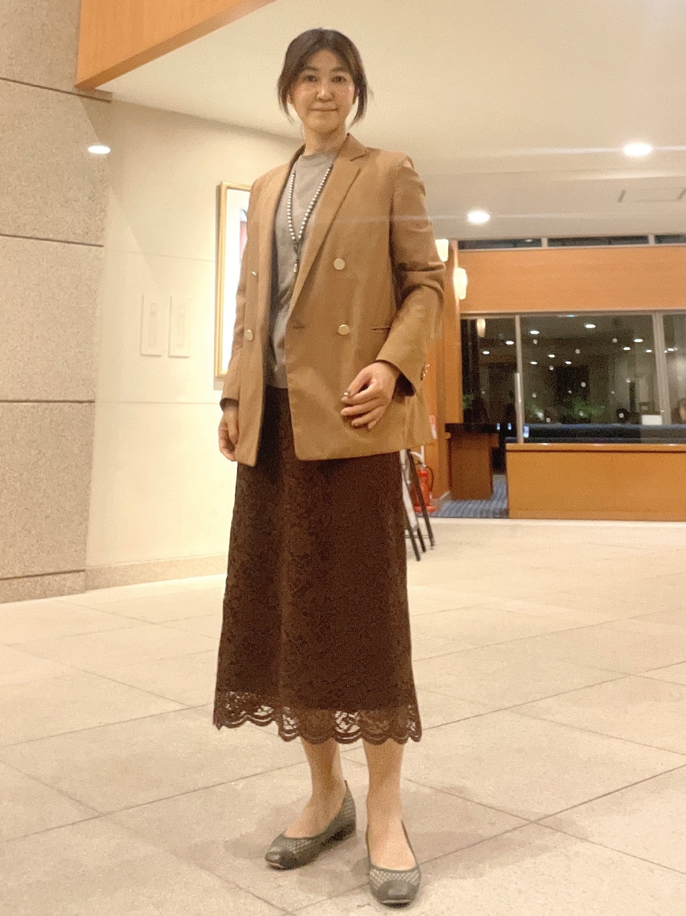 「秋服、レーススカート」｜「NANO universeのアイテム（テーラードジャケット、ブラウン系）」を使った、あやこさん（レディース・158cm）の秋コーディネートの1枚目の写真