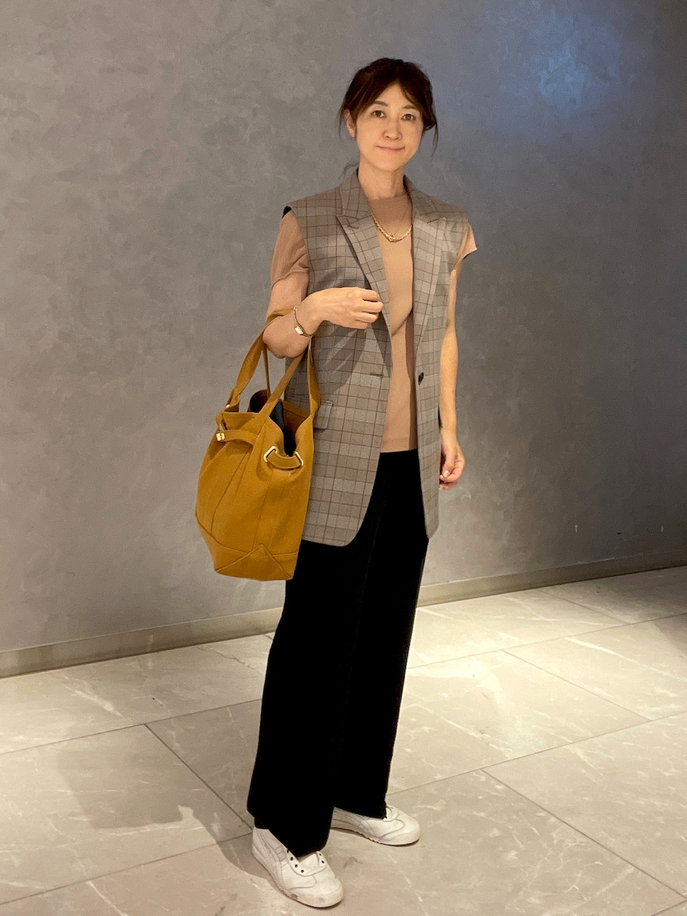 「秋服準備はじめました、秋色カラー、ジレコーデ、スニーカーコーデ、大人カジュアル」｜「Onitsuka TigerのMEXICO 66 SLIP-ON / メキシコ 66 スリッポン（スリッポン、ホワイト系）」を使った、あやこさん（レディース・158cm）の夏コーディネートの1枚目の写真