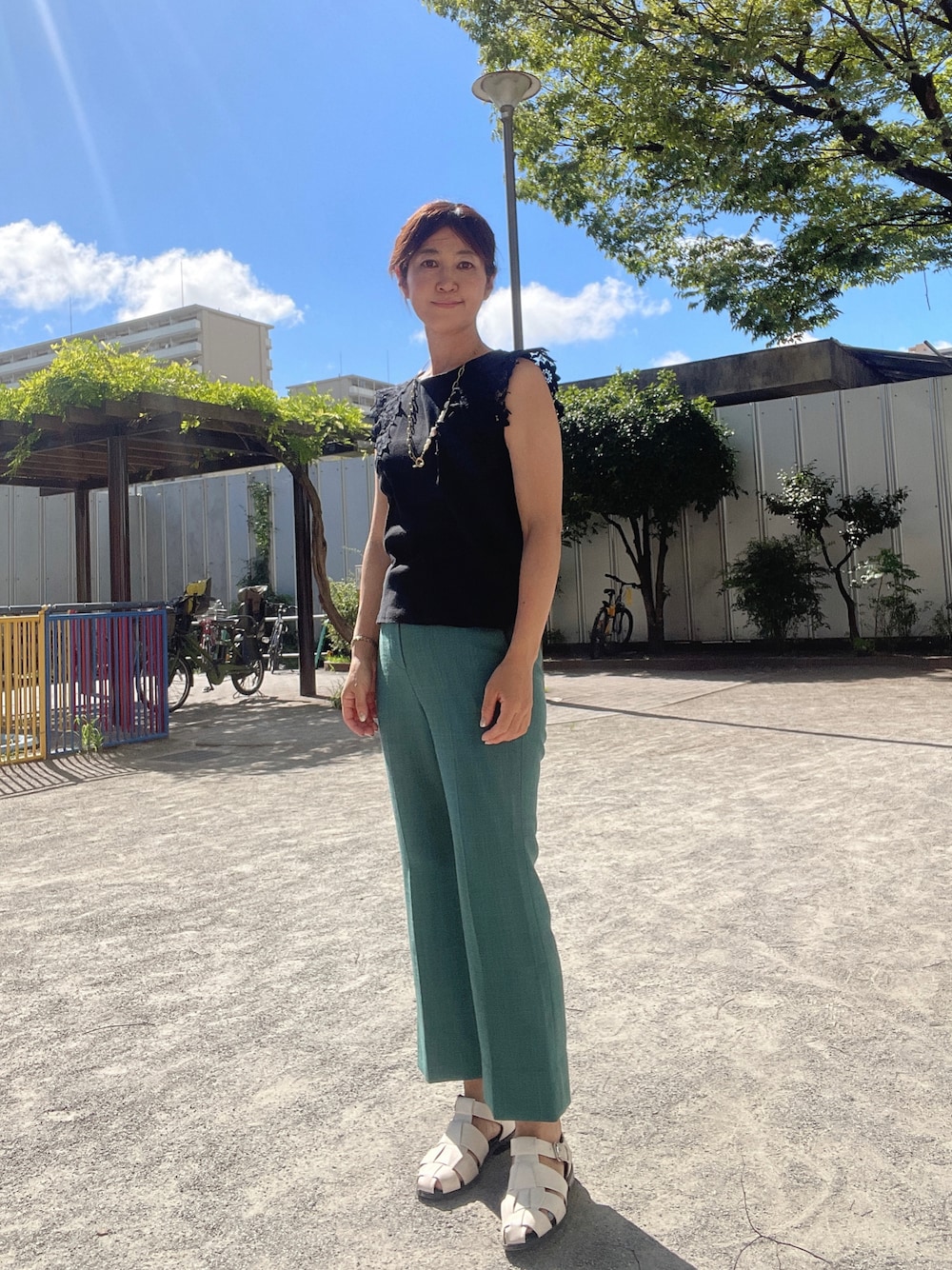 「オトナ女子、シンプルスタイル、黒、グリーン、クロップドパンツ」｜「VISのアイテム（ニット/セーター、ブラック系）」を使った、あやこさん（レディース・158cm）の夏コーディネートの1枚目の写真