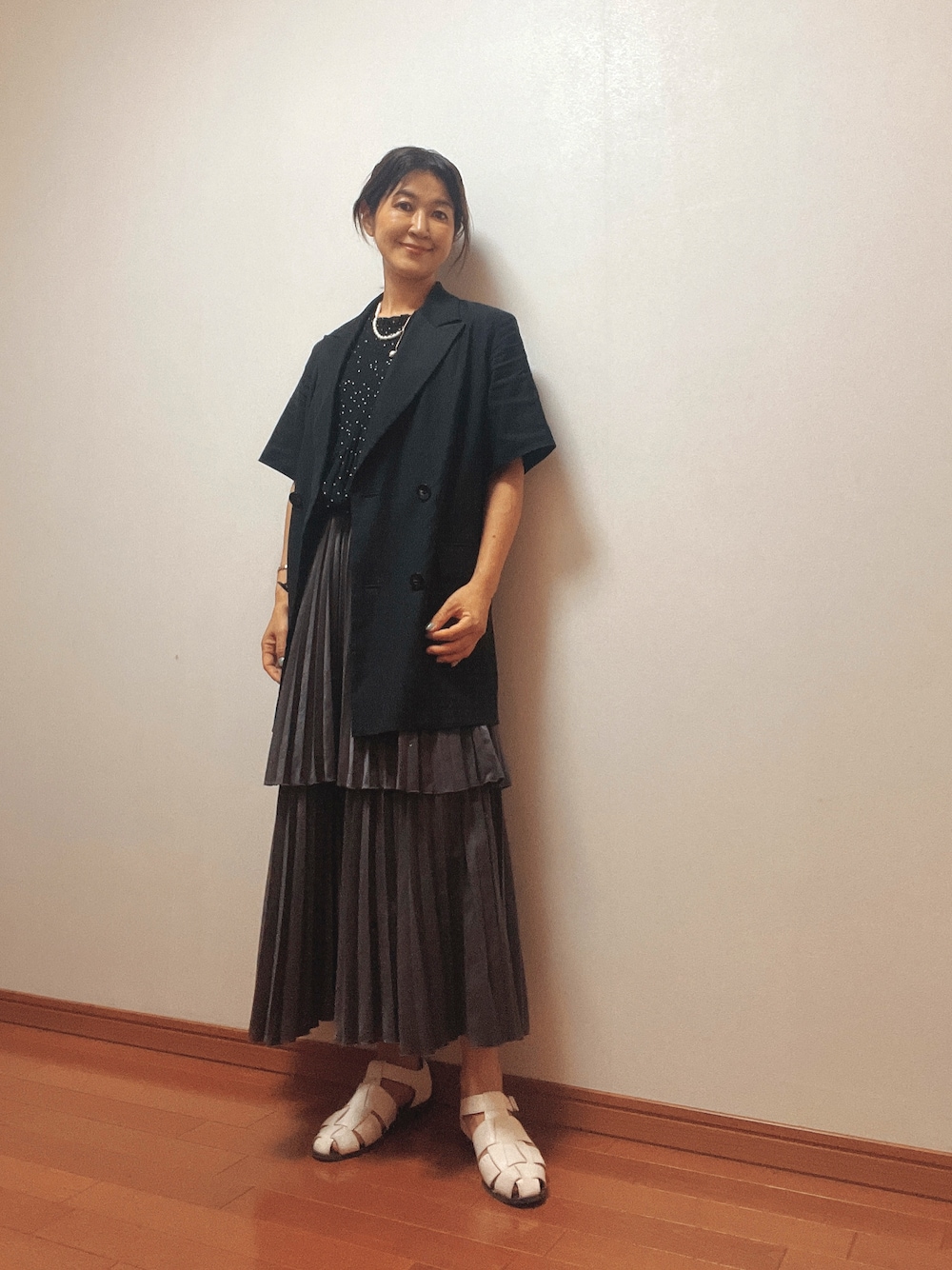 「半袖ジャケット、ドットブラウス、ティアードスカート、モノトーン」｜「ORiental TRafficのORiental TRaffic　グルカサンダル＊（サンダル、ホワイト系）」を使った、あやこさん（レディース・158cm）の秋コーディネートの1枚目の写真