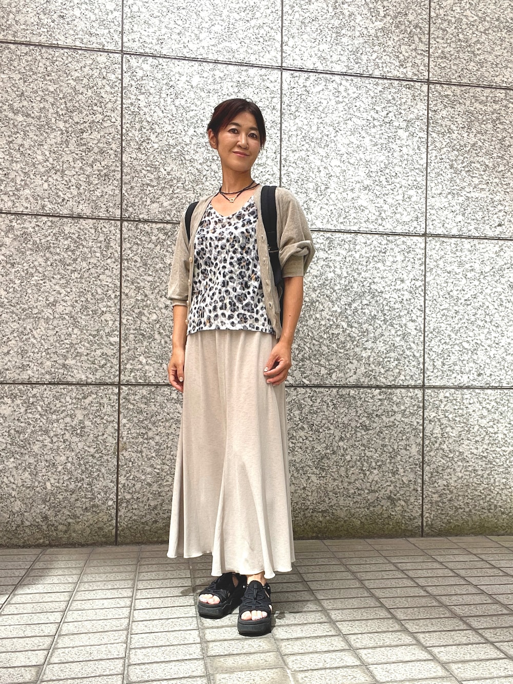 「オトナカジュアル、休日コーデ、夏コーデ、ニットスカート」｜「MADEMOISELLE ROPE'のドライジャージーヘムフレアスカート（スカート、ベージュ系）」を使った、あやこさん（レディース・158cm）の夏コーディネートの1枚目の写真