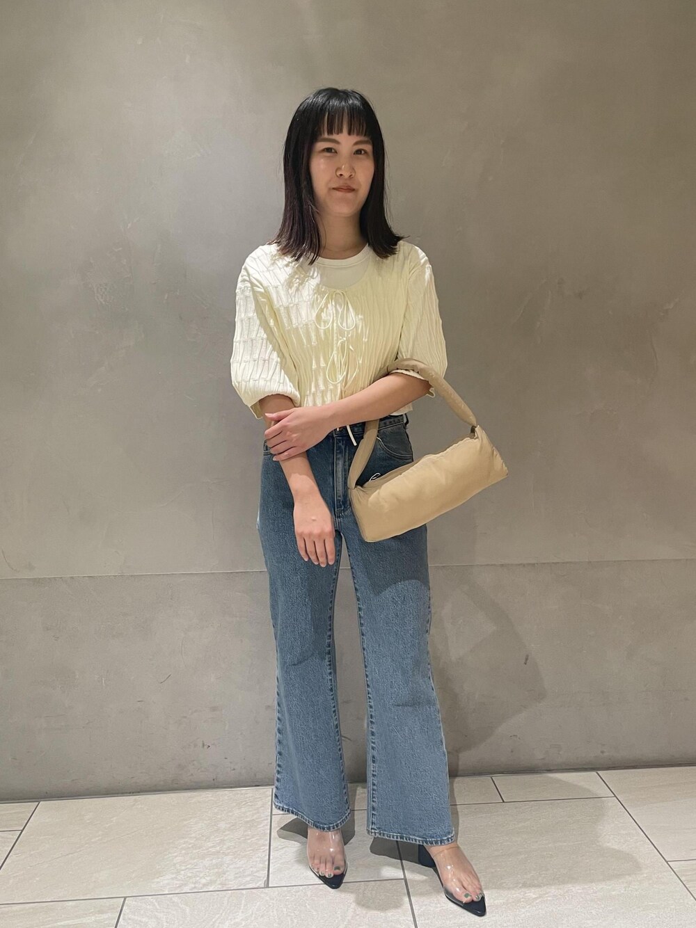 「クリア、チェック、リブ、カーディガン、ベージュ、ハンドバッグ、ミニ、プルオーバー、アイボリー、パンツ、ブルー、デニム、ヒール、ADAM ET ROPÉ、FEMME」｜「ADAM ET ROPE'の【kokyo】rectangulo puff bag（ハンドバッグ、ベージュ系）」を使った、MIYAさん（レディース・165cm）の夏コーディネートの1枚目の写真