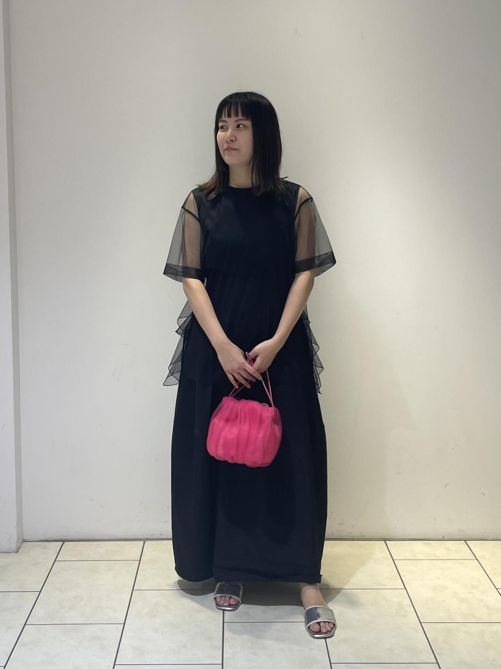 「ピンク、ブラック、チュール、サンダル、ADAM ET ROPÉ、FEMME、きれいめ、フェミニン、オケージョン、パーティー、結婚式、二次会、23SS夏の新作、体型カバー、スタイルアップ」｜「ADAM ET ROPE'のウエストシェイプギャザースカート（スカート、ブラック系）」を使った、MIYAさん（レディース・165cm）の夏コーディネートの1枚目の写真