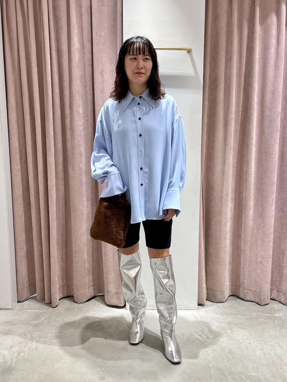 「シルバー、メタリック、ADAM ET ROPÉ、FEMME、低身長、高身長、骨格ストレート、イエベ、ブルべ、きれいめ、きれいめカジュアル、フェミニン、パーティー、23AW秋の新作、スタイルアップ」｜「ADAM ET ROPE'の【ACOC】Soft Fur Tote Bag（トートバッグ、ブラウン系）」を使った、MIYAさん（レディース・165cm）の夏コーディネートの1枚目の写真