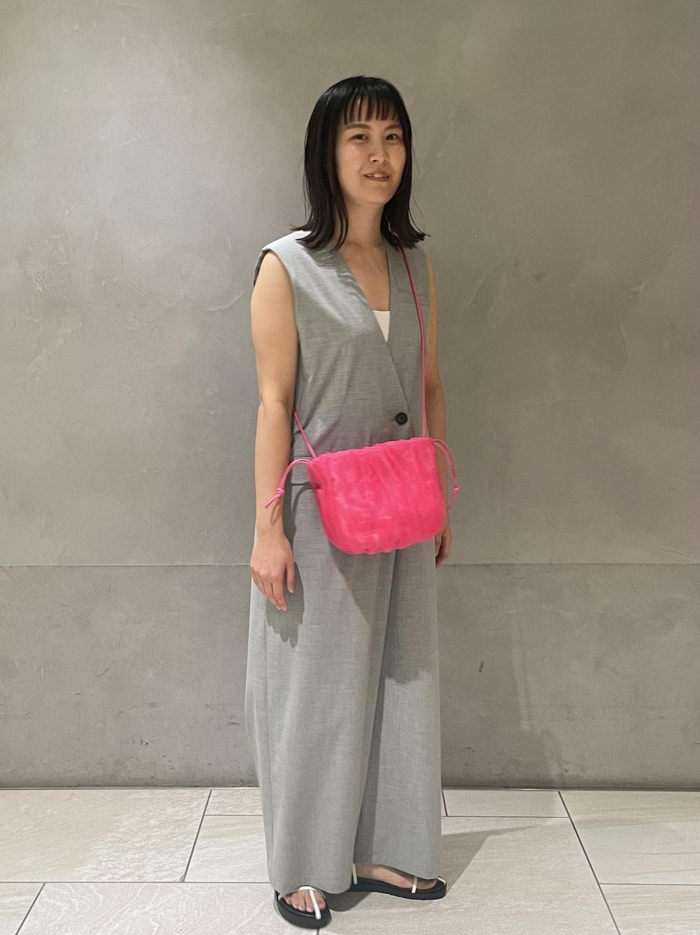 「キャミソール、ショルダーバッグ、ピンク、ミニ、Vネック、オールインワン、パンツ、サンダル、ADAM ET ROPÉ、FEMME、高身長、骨格ストレート、イエベ、ブルべ、きれいめ」｜「ADAM ET ROPE'のナロークロスストラップスポサン（サンダル、ホワイト系）」を使った、MIYAさん（レディース・165cm）の夏コーディネートの1枚目の写真