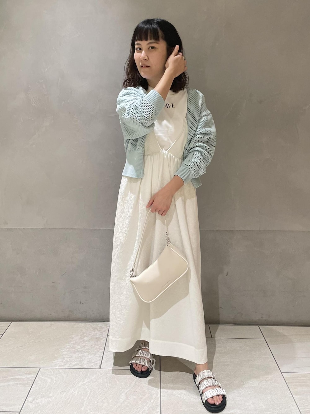 「ハンドバッグ、バック、メッシュ、サックス、ホワイト、ワンピース、アイボリー、サンダル、ADAM ET ROPÉ、FEMME、サステナブル、低身長、高身長、骨格ストレート、ブルべ」｜「ADAM ET ROPE'のグリッドメッシュニットカーディガン（カーディガン/ボレロ、ブルー系）」を使った、MIYAさん（レディース・165cm）の夏コーディネートの1枚目の写真
