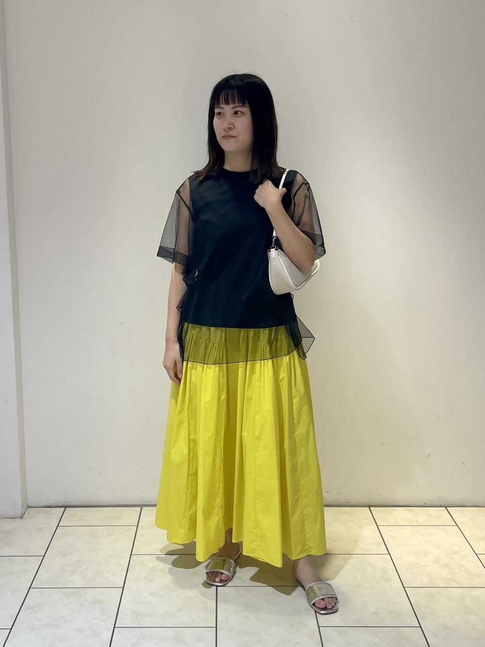 「イエロー、スカート、フレアスカート、ギャザースカート、サンダル、ADAM ET ROPÉ、FEMME、骨格ストレート、イエベ、きれいめ、フェミニン、パーティー、夏、夏コーデ、23SS夏の新作」｜「ADAM ET ROPE'のスパンコールフラット（サンダル、シルバー系）」を使った、MIYAさん（レディース・165cm）の夏コーディネートの1枚目の写真
