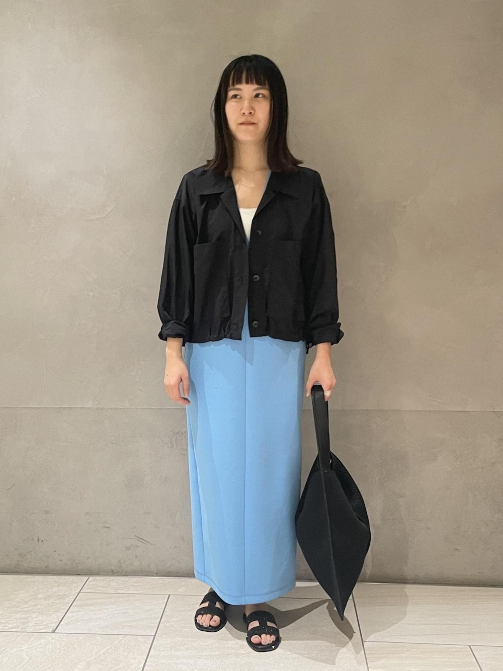 「LUMINE、ルミネ、ブラック、トートバッグ、シャツ、ブルー、サンダル、ADAM ET ROPÉ、FEMME、骨格ストレート、ブルべ、きれいめカジュアル、大人カジュアル、フェミニン、スポーティー」｜「ADAM ET ROPE'の【定番人気】Iストラップラインストーンサンダル（サンダル、ブラック系）」を使った、MIYAさん（レディース・165cm）の春コーディネートの1枚目の写真