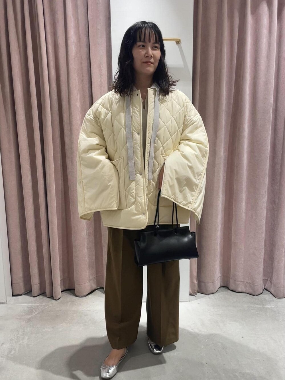 「LUMINE10%、LUMINE10%OFF、ルミネ10%、ルミネ10%OFF、バッグ、ブルゾン、ADAM ET ROPÉ、FEMME、サステナブル、低身長、高身長、イエベ、きれいめカジュアル、カジュアル、大人カジュアル」｜「ADAM ET ROPE'のメタリックバレエ（バレエシューズ、シルバー系）」を使った、MIYAさん（レディース・165cm）の秋コーディネートの1枚目の写真