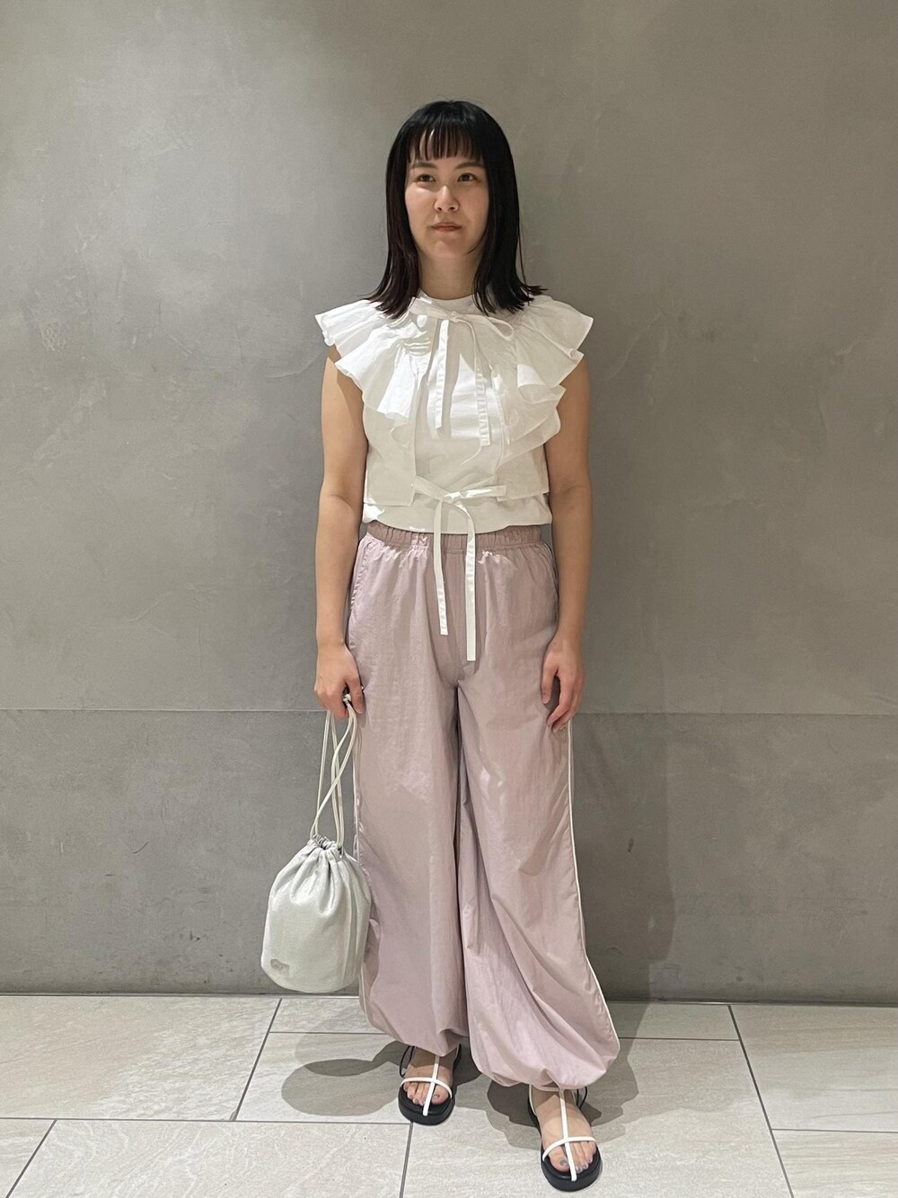 「2way、シャツ、ショルダーバッグ、シルバー、ホワイト、ノースリーブ、フリル、パンツ、ピンク、ウエストゴム、サンダル、ストラップサンダル、ADAM ET ROPÉ、FEMME、低身長」｜「ADAM ET ROPE'のナロークロスストラップスポサン（サンダル、ホワイト系）」を使った、MIYAさん（レディース・165cm）の夏コーディネートの1枚目の写真