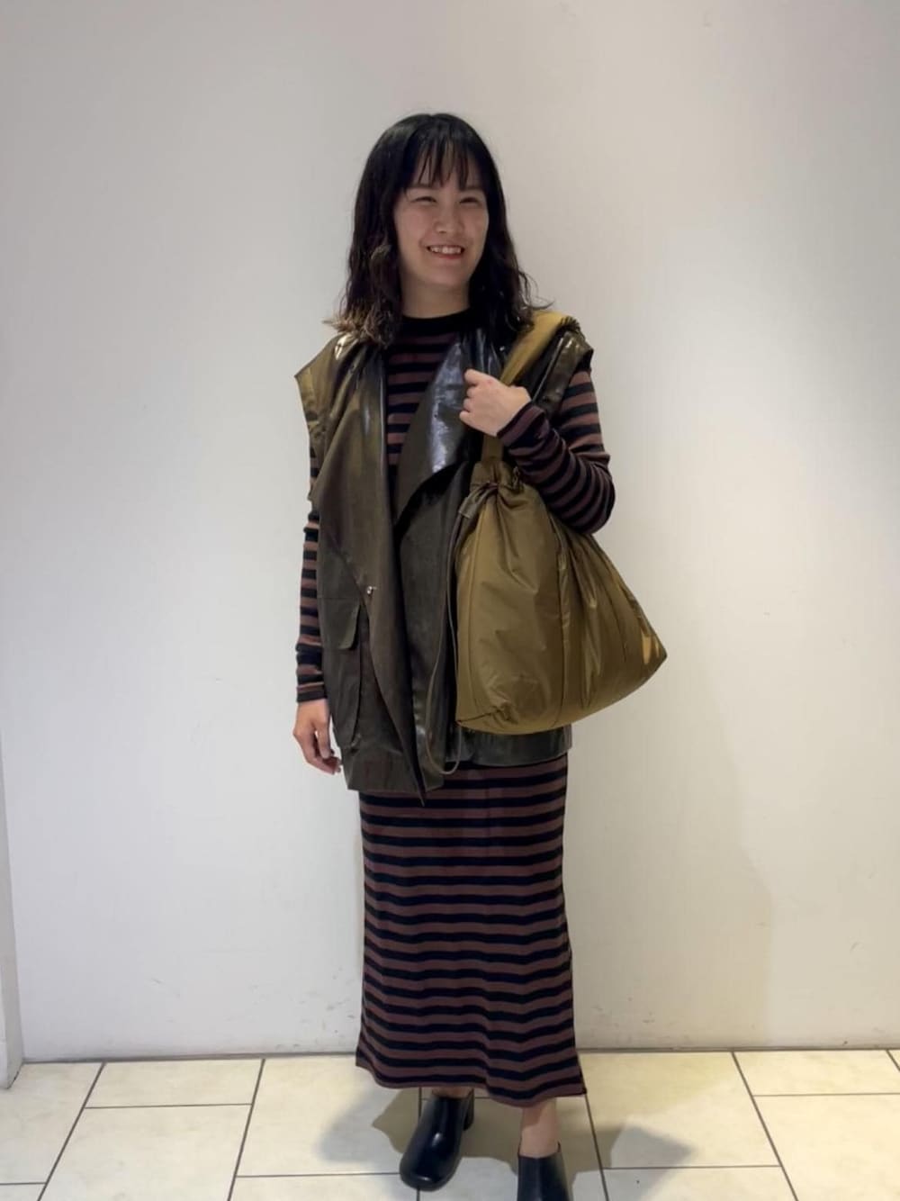 「ショルダーバッグ、カーキ、ブラウン、ベスト、ボーダー、ADAM ET ROPÉ、FEMME、低身長、高身長、骨格ストレート、きれいめカジュアル、カジュアル、大人カジュアル、モード、スポーティー」｜「ADAM ET ROPE'のレザーライクタフタジレ（その他アウター、ブラウン系）」を使った、MIYAさん（レディース・165cm）の夏コーディネートの1枚目の写真