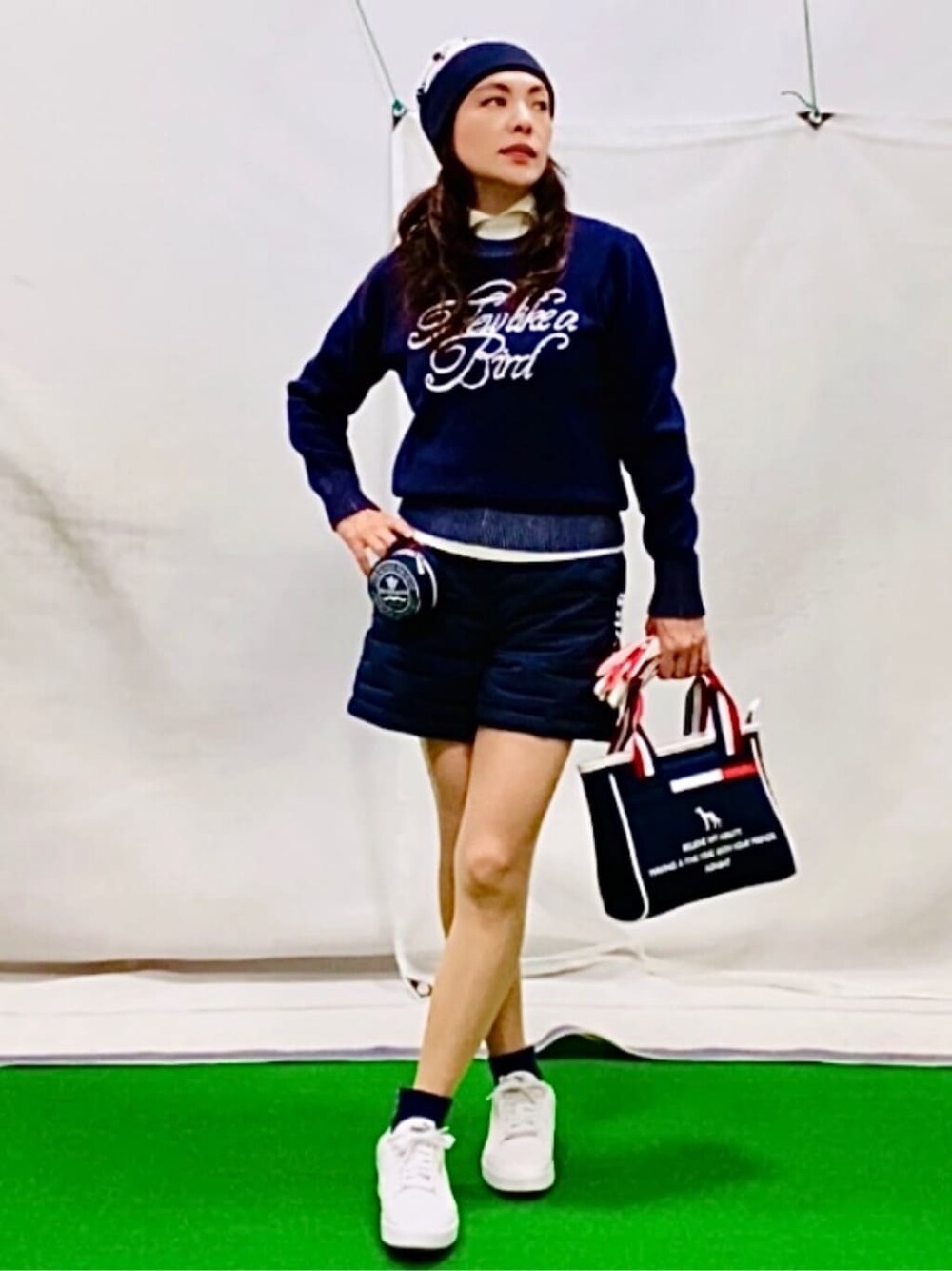 ブルー系のニット/セーター、ホワイト系のニット/セーター、ブルー系のその他パンツを着用したレディースの冬コーディネートの1枚目の写真