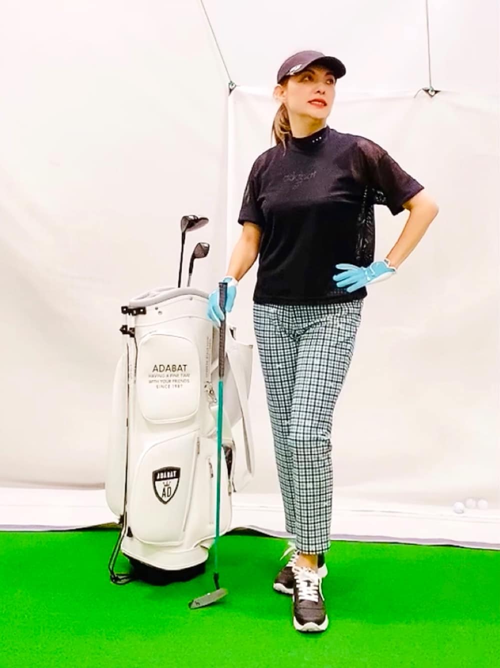 「きれいめカジュアル、春夏コーデ、アウトドアスタイル、シアートップス、モード、休日スタイル、スポーツミックス、ゴルフウェア、ゴルフ女子、モックネック、モノトーンコーデ、チェック柄、パンツコーデ、メッシュトップス、ブラックコーデ」｜「adabatのギンガムチェック アンクル丈パンツ（その他パンツ、ホワイト系）」を使った、lennie12さん（骨格ウェーブ・レディース・162cm）の春コーディネートの1枚目の写真