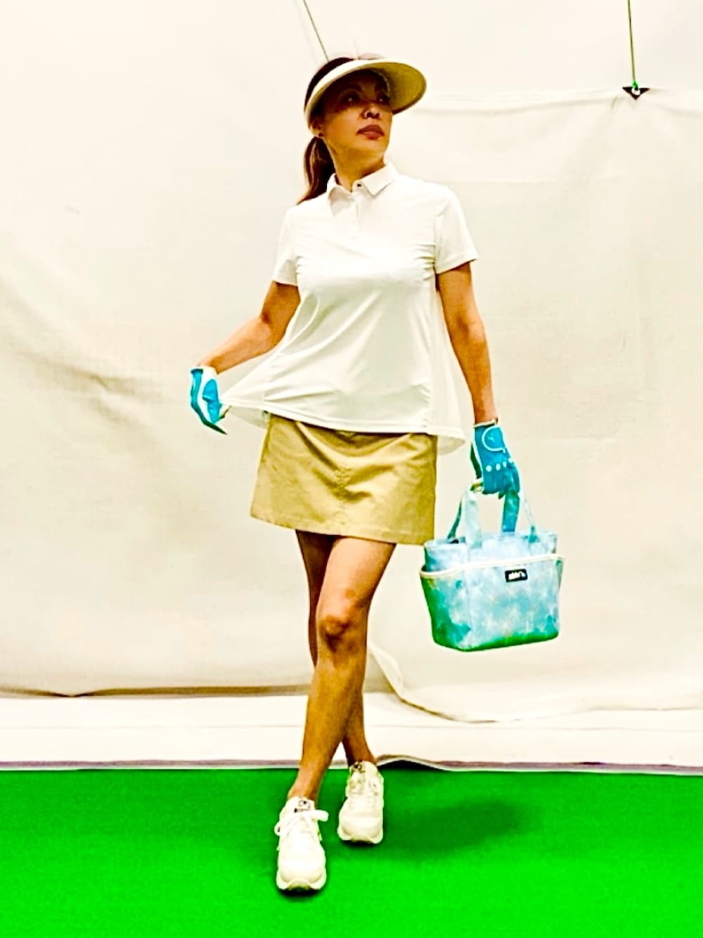 「スポーツミックス、きれいめカジュアル、夏コーデ、シアートップス、アウトドアスタイル、ゴルフウェア、ホワイトコーデ、ポロシャツ、大人可愛い、シンプルコーデ、バックレース、ベージュコーデ、プリーツスカート、休日スタイル、ＵＶカット」｜「adabatのバック切り替えしデザイン ウエストゴムスカート（スカート、ベージュ系）」を使った、lennie12さん（骨格ウェーブ・レディース・162cm）の夏コーディネートの1枚目の写真